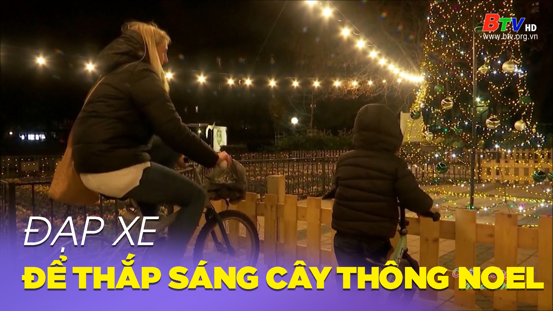 Đạp xe đạp để thắp sáng cây thông Noel ở Budapest 